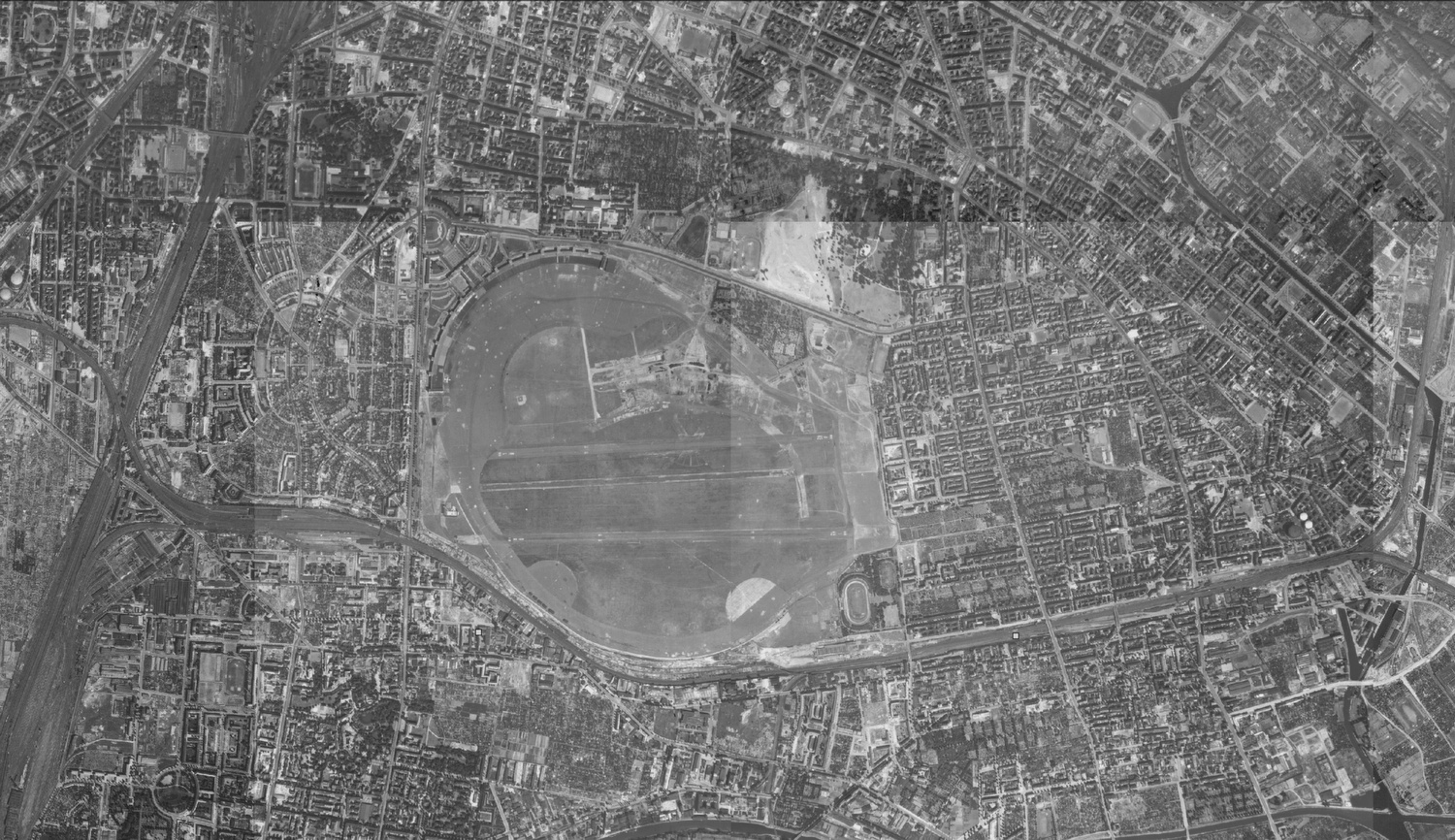 1953 Soviet Russian aerial photograph of Tempelhof Airport and surrounds. Source: Geoportal Berlin / Luftbilder 1953, Maßstab 1:22 000, Datenlizenz Deutschland - Namensnennung - Version 2.0, gdi.berlin.de/viewer/main/ 
